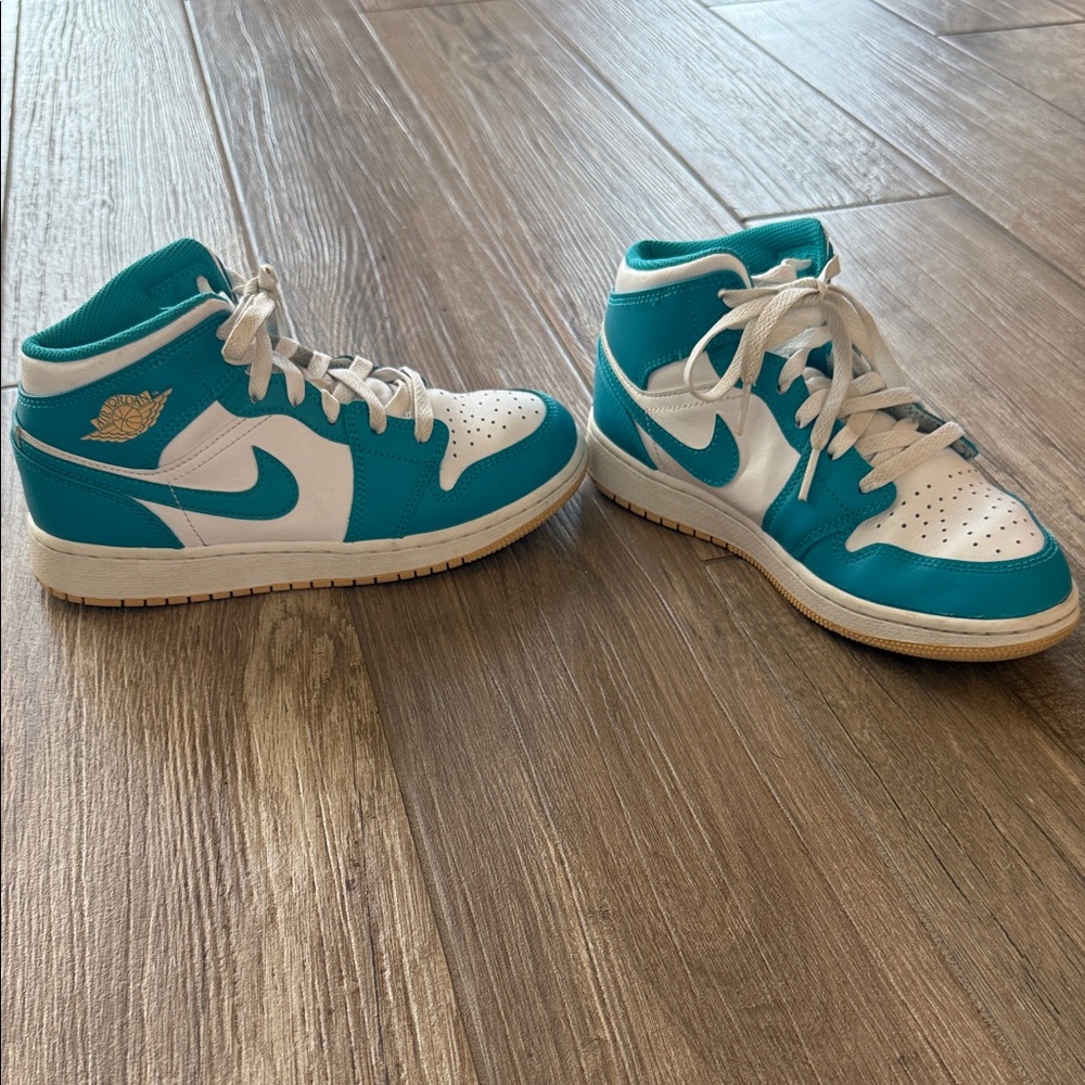Nike Air Jordan turquoise girls shoes, size 4 , good used condition.